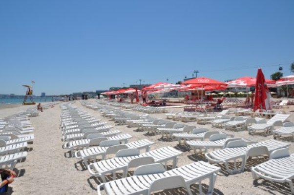 Plajele din Mamaia şi Năvodari, pline de baldachine